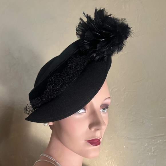 UNIQUE 1940s BLACK FELT HAT WITH BLACK FEATHERTRIM